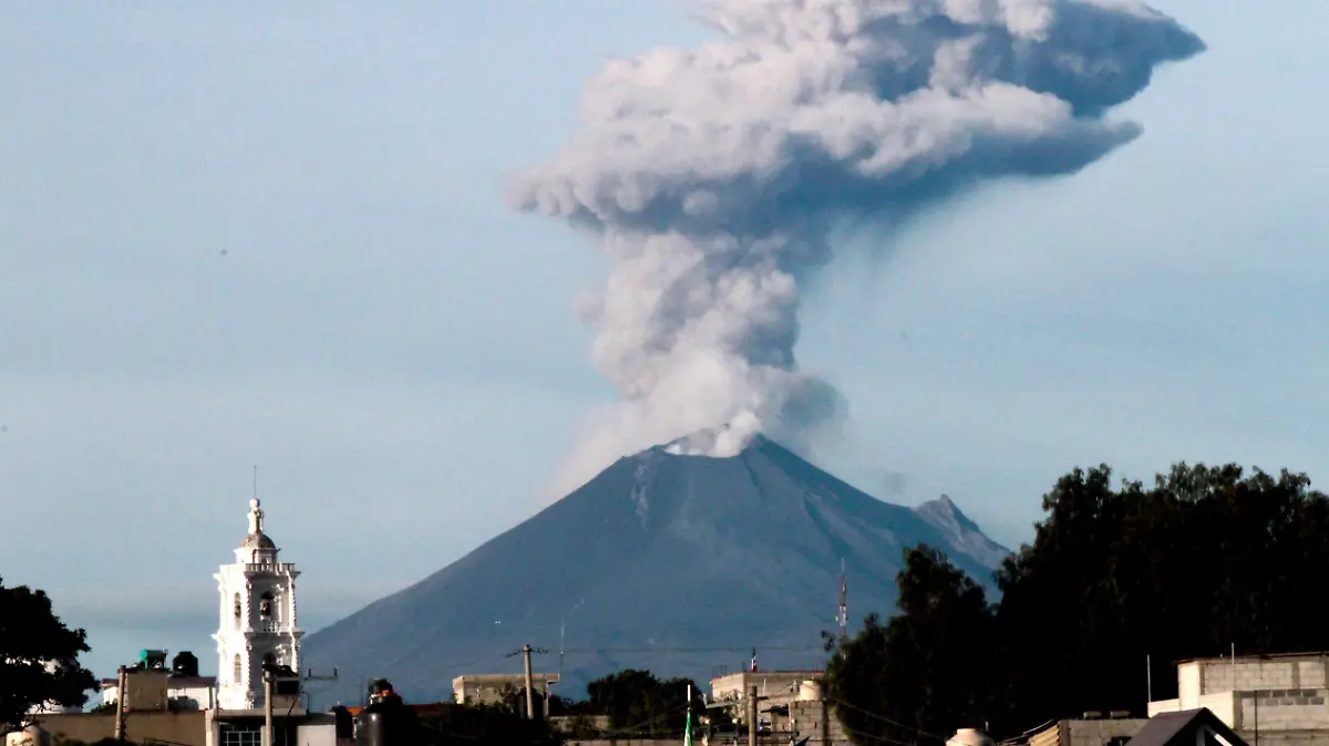 006 Alertan en seis municipios sobre caída de cenizas del Popocatépetl